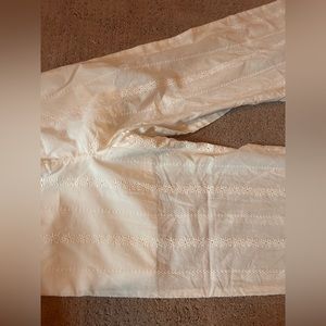 White flower patterned under shorts pants